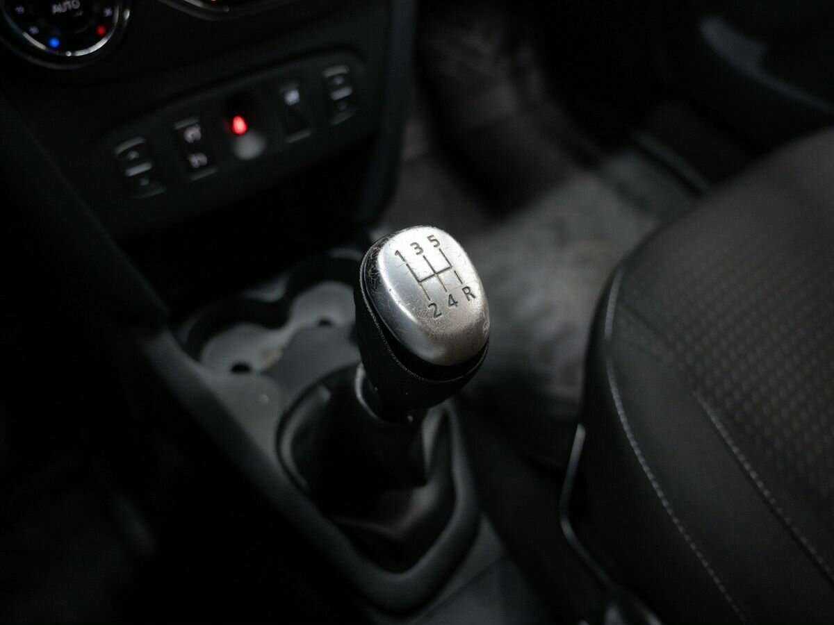 Renault Logan, 2020 - Фото №16