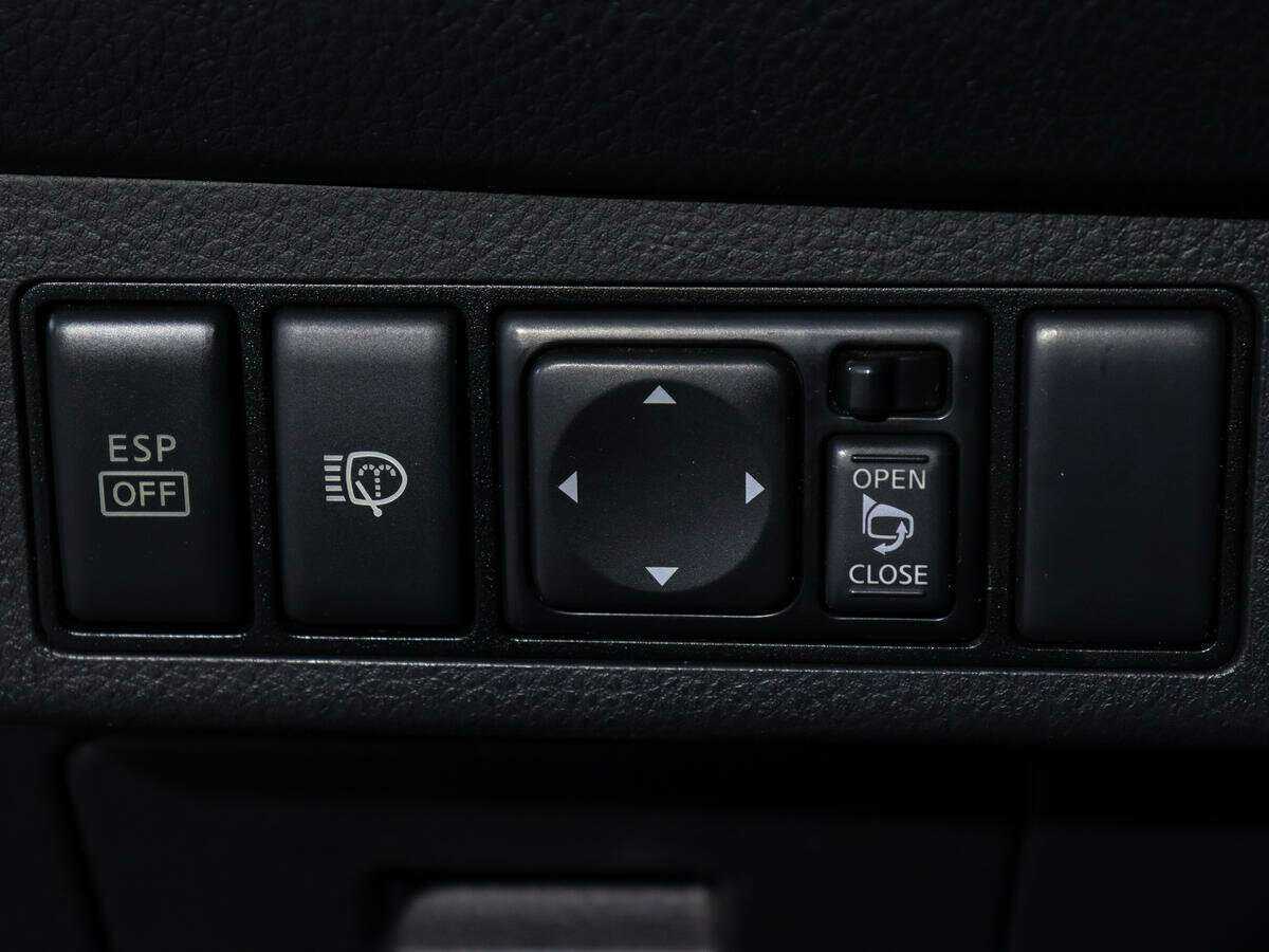 Nissan Tiida, 2012 - Фото №16