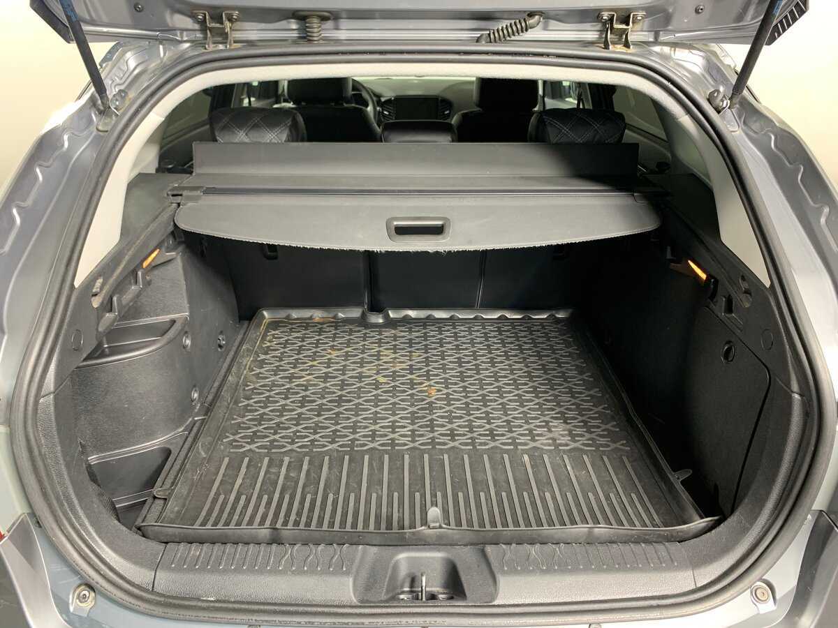 Lada (ВАЗ) Vesta SW, 2018 - Фото №19