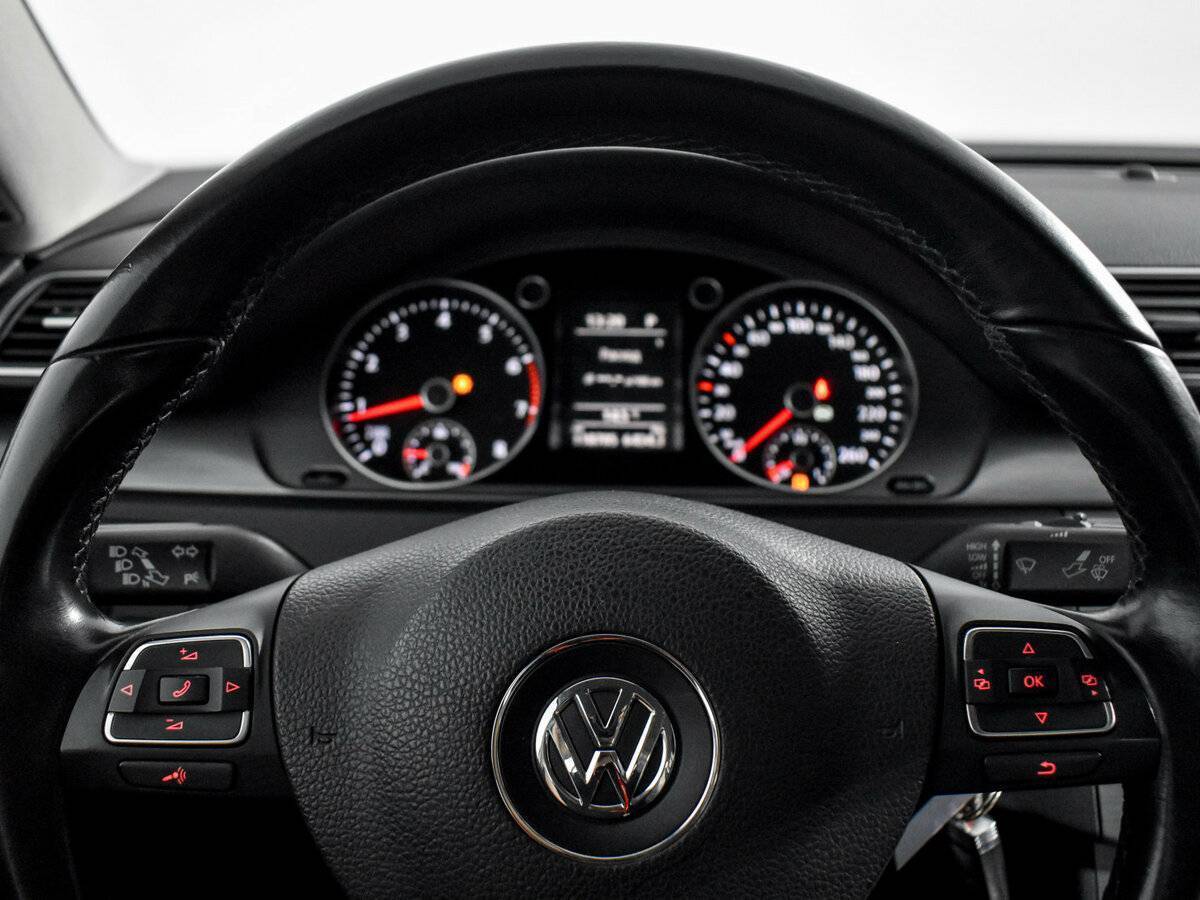 Volkswagen Passat, 2012 - Фото №16