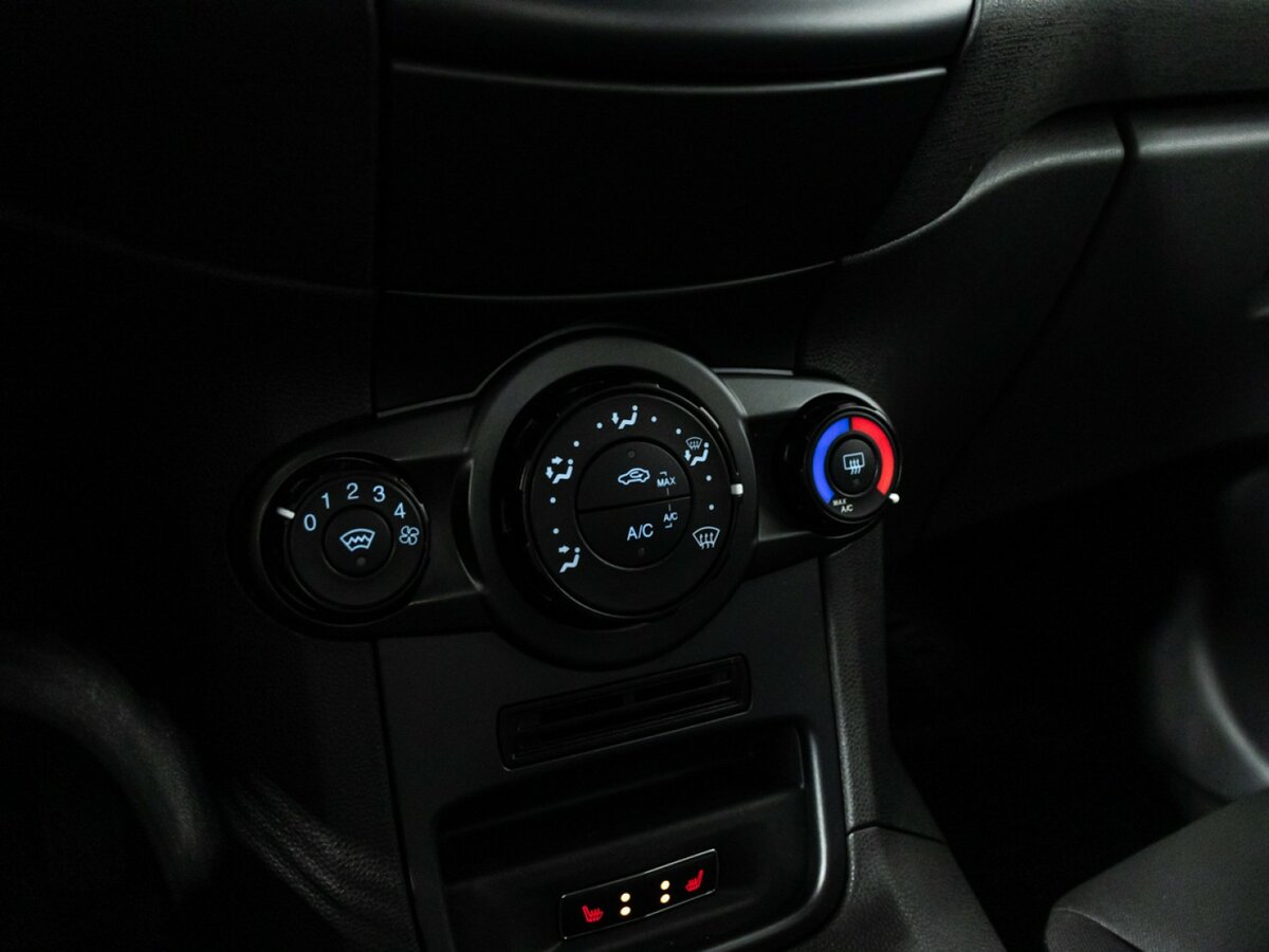 Ford Fiesta Mk6 Рестайлинг, 2016 - Фото №13