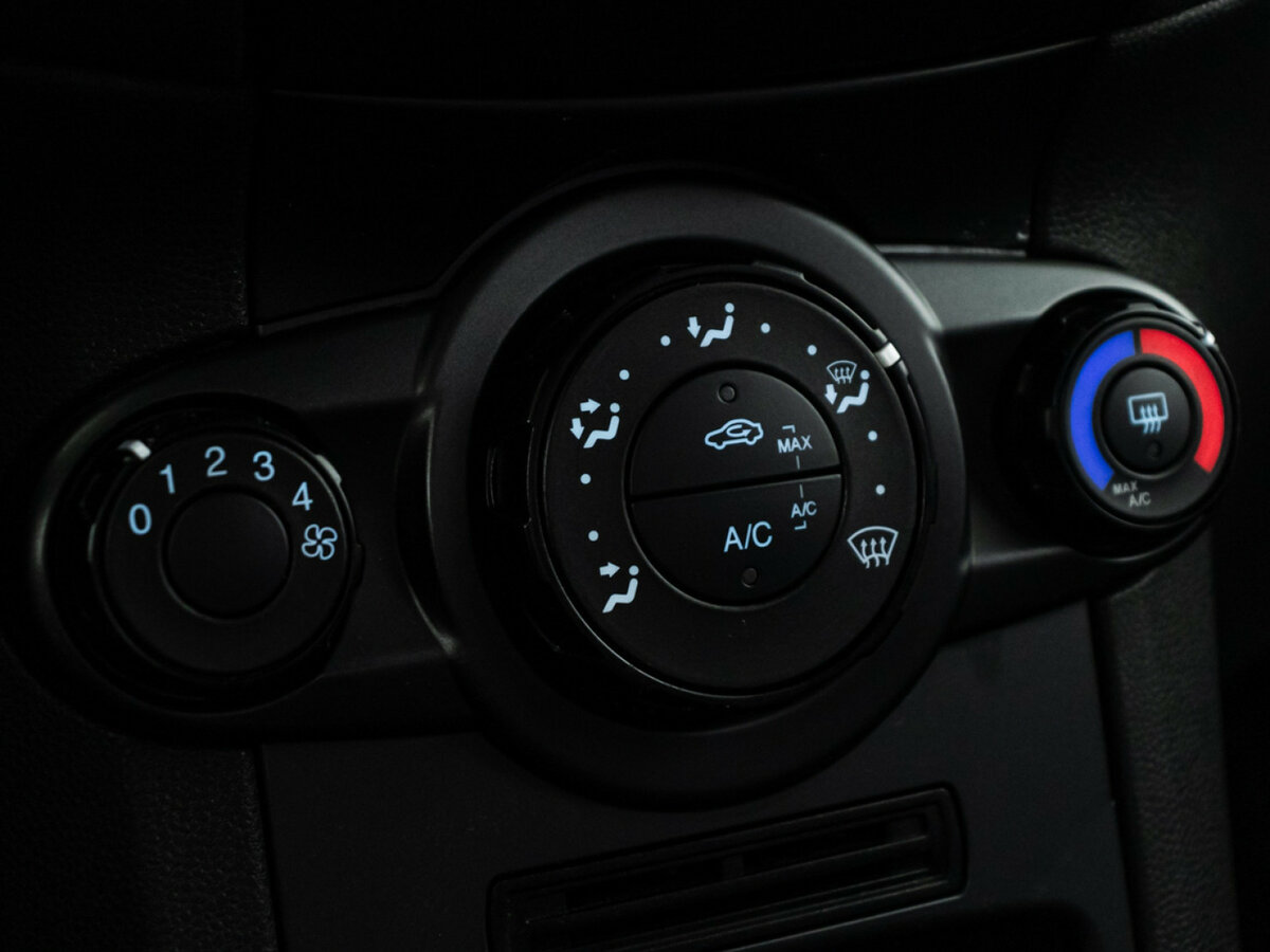 Ford Fiesta Mk6 Рестайлинг, 2015 - Фото №14